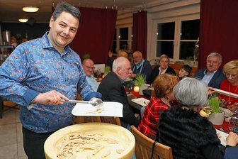 Gastronomen aus der Zwickauer Region nach Lockerung vorsichtig optimistisch - Als Zwischengang servierte Karsten Bonitz der Geburtstagsgesellschaft von Annegret Strobel (rechts) mit Mehl aus der Ullmann-Mühle Beiersdorf selbst gemachte Dinkelvollkornnudeln mit Trüffelöl und Parmesan.