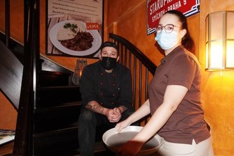 Gastronomen: Besser klare Ansage als vage Versprechen - Restaurantfachfrau Samantha Eiselt und Küchenleiter Jörg Arnold aus dem tschechischen Restaurant "Wenzel" müssen ab 20 Uhr die Arbeit ruhen lassen. Auch bis dahin bleiben die Bestellungen übersichtlich, da viele Gäste verunsichert sind.