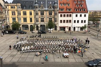 Gastronomen bringen ihre Existenzängste auf dem Hauptmarkt zum Ausdruck - Etwa 60 Gastronomen aus der Zwickauer Region haben am Freitagmittag ihre coronabedingt geschlossenen Lokale verlassen und sind mit Stühlen auf den Zwickauer Hauptmarkt gezogen.