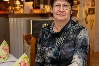 Gastronomen fordern Lockerungen - Ramona Schumann in ihrer leeren Gaststube der Gaststätte "Zum Holzwurm" in Altmittweida.