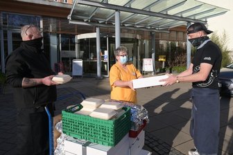 Gastronomen haben für Pflegepersonal gekocht - Jens Bachmann Gaststätte "Zum Anker" in Oelsnitz (li.) und Thomas Scheiter Gaststätte Anger Neuwürschnitz (re.) haben fürs Personal der Corona-Station im Kreiskrankenhaus Stollberg gekocht und die Speisen gestern an Pflegedienstleiterin Elke Köhler (Mitte) überreicht.