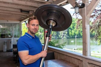 Gastronomen stellen den Gästen jetzt die Stühle vor die Tür - Tom Möbius, Junior-Chef im Waldhaus Lauenhain, bereitet die Öffnung am Mittwoch im Außenbereich des Restaurants vor. Unter anderem hat er dafür in neue Heizstrahler investiert. 