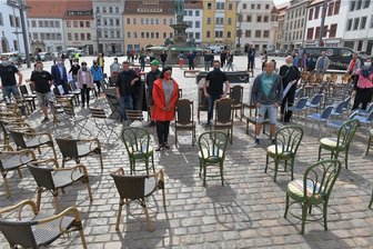 Gastronomen und Hoteliers protestieren in Freiberg: Eine Branche inszeniert ihr Dilemma - Freiberger Gastronomen und Hoteliers hatten am Freitag ihre Stühle, die seit der Coronakrise unbesetzt bleiben müssen, auf den Obermarkt gestellt.Foto: Eckardt Mildner