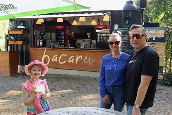 Gastronomie am Zwickauer Schwanenteich: Künftig für das ganze Jahr? - Zu den Gästen am Imbiss nahe des Schwanenteiches gehörte in dieser Saison auch Familie Weiser mit ihrer Tochter Leonie. Das "Bacaru" ist seit langer Zeit wieder ein Versuch, die Park-Gäste zu versorgen.