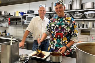 Gastronomie-Event: Wirte in Frauenstein und Holzhau servieren mehr als Gulasch und Knödel - Berufsstart im Nachbarland: Der junge Tscheche Pavel Jungmann (rechts) hat nach seiner Ausbildung zu Hause im Hotel „Goldener Stern“ in Frauenstein bei Inhaber Thomas Härtig eine Festanstellung bekommen.