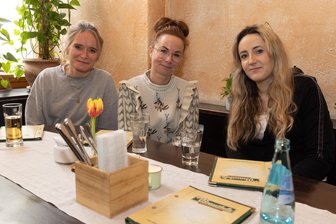 Gastronomie im Erzgebirge kämpft weiter mit Turbulenzen: Nächster Pächter in Annaberg zieht die Reißleine - Linda Richter aus Chemnitz, Sarah Jahr aus Buchholz, Lenka Zelenkova aus Mildenau (von links) sind Stammgäste im Café Anna. Die drei Arbeitskolleginnen verbringen regelmäßig ihre Mittagspause in der Annaberger Gaststätte.