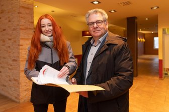 Gastronomie im Erzgebirge neu gedacht: Wo es bald Brettljausen und edle Tropfen gibt - Lisa Drescher und Geschäftsführer Konstantinos Apostolopoulos von der Stadtbau GmbH in Ehrenfriedersdorf freuen sich, dass in die derzeit leeren Gewerberäume am Markt der Stadt wieder Leben einzieht.