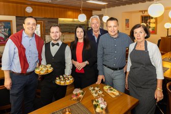Gastronomie im Erzgebirge: Wo ein Kultgericht wieder salonfähig wird - Intendant Moritz Gogg (l.) und Fördervereinschef Rolf-Jürgen Schubert (4. v. l.) begrüßen die Neuen im Theatercafé: Alex Sevcik, Michaela Kosprtová, Ronny Kienert und Jana Herbanszka (v. l.).