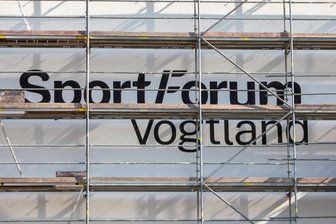 Gastronomie im Sportforum Vogtland in Plauen: „Es kann sein, dass wir in den Pausen bis zu 2000 Leute versorgen müssen“ - Das Sportforum Vogtland neben dem Lessing-Gymnasium hat mittlerweile die Hüllen fallen lassen. In wenigen Wochen soll die Eröffnung sein.