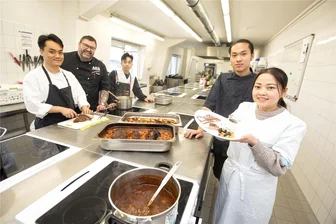 Gastronomie in Vogtland: Schon 25 junge Leute aus Vietnam in Ausbildung - Die meisten der jungen Vietnamesen werden in der Plauener Adolph-Kolping-Schule ausgebildet. Christian Huster (2. von links) ist der Küchenleiter im Haus.