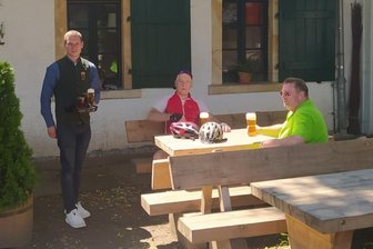 Gastronomie kämpft um jeden Mitarbeiter - Pächter Robert Scharf bedient Gäste im Außenbereich des Altsächsischen Gasthofs Kleines Vorwerk in Sayda. Auch er ist auf der Suche nach Arbeitskräften.
