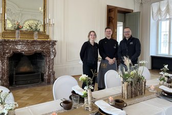 Gastronomie kehrt ins Schloss Lichtenwalde zurück: Chemnitzer Caterer belebt den gräflichen Speisesaal - Nicole Hahner, Martin Schulze und Arthur Wazlawtschik gaben am Sonntag schon mal einen Eindruck, wie Hochzeiten im gräflichen Speisesaal aussehen könnten.