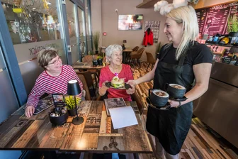 Gastronomische Neustarts in Aue: Wie läuft es in den Restaurants in der Innenstadt nach einem Jahr? - Romy Meisel (rechts) hatte Anfang Februar 2025 in der Nicolaipassage in Aue ihr Frühstückscafé eröffnet. Ines Prehl (links) und Eveline Schäfer kommen gern zu ihr zum Essen.