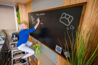 Gastronomischer Neustart im Erzgebirge: 38-Jährige eröffnet Frühstücks-Cafe - Romy Meisel bei den letzten Arbeiten vor der Eröffnung ihres neuen Frühstückscafés in der Nicolai-Passage in Aue.