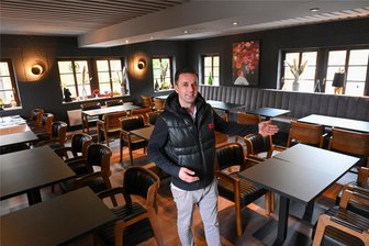 Gastronomischer Zuwachs am Chemnitzer Schloßteich: Neues Leben für altes Schloßvorwerk - Beshir Osmani im Gastraum in der ersten Etage. Aus dem Schloßvorwerk macht er das „Ristorante Amore Mio“.