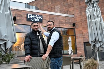 Gastronomischer Zuwachs in Chemnitz: Im alten Tillmann’s lockt bald internationale Vielfalt - Gastronomie ist für die Abo Khaznehs nicht neu: Bis 2015 betrieben sie bereits ein Restaurant im Libanon, bevor sie nach Chemnitz kamen.