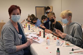 Gastschüler lernen Männel kennen - Katrin Mulcahy (links) ist am Gymnasium Zwönitz für das Austauschprojekt verantwortlich.