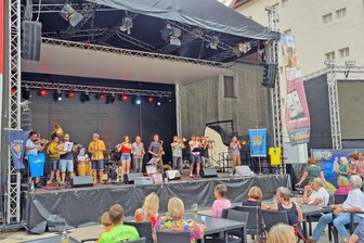 Gastspiel mit Nachspiel: Banda Comunale bei Sommernächten in Freiberg - Die Band Banda Comunale lockte rund 150 Gäste in den Hof von Schloss Freudenstein.