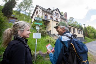 Gaststätte Barthmühle öffnet nach langer Schließung zu Himmelfahrt wieder die Türen: „Es hat mich Überwindung gekostet, hier noch einmal etwas loszutreten“ - Klaus Kaufmann und Sabine Winkler wollen dem Wirtshaus in der Pöhler Ortschaft Barthmühle wieder Leben einhauchen.