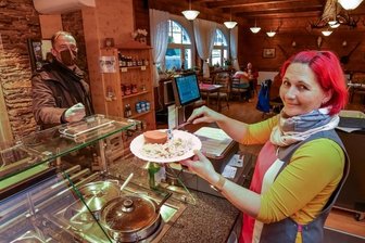 Gaststätte erfährt Umbau - Mitarbeiterin Kristin Schlottig stellt für Christian Ahner das bestellte Mittagessen zusammen.