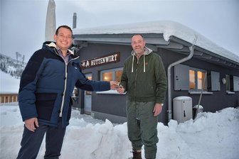 Gaststätte Hüttenwirt in der Skiwelt Schöneck: Das ist der neue Pächter - Der Schlüssel vom Hüttenwirt an der Talstation der Bike- und Skiwelt Schöneck wurde jetzt von Bügermeister Andy Anders (parteilos/links) an den neuen Pächter Steffen Wand übergeben.