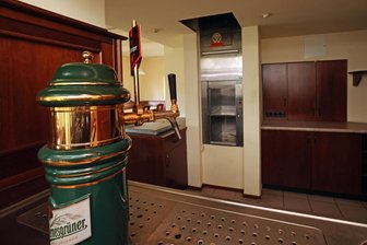 Gaststätte im Reichenbacher Wasserturm: Ein „Lost Place“ oder nur in Lauerstellung? - Der Zapfhahn ist glänzend poliert. Doch Bier fließt seit Ende 2019 nicht mehr.
