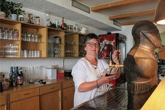 Gaststätte im Rittergut Irfersgrün bleibt erhalten - Sabine Neef steht immer noch gern für ihre Gäste hinter dem Tresen.