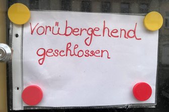 Gaststätte im Vogtland wechselt den Besitzer: Wer hier künftig kocht - Dieses Schild hängt seit Donnerstagnachmittag an der Gaststätte „Sperk 2.0“ in Oelsnitz.