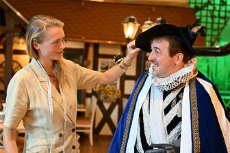 Gastwirt aus dem Vogtland hat etwas zu verschenken - Silvio Kunhnert als Märchenonkel: Für sein neuestes Projekt hat er sich von Schneiderin Magdalena Teich aus Pirna ein passendes Kostüm schneidern lassen.