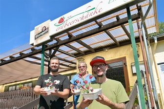 Gastwirt der „Erdbeerschänke“ in Wilkau-Haßlau kocht für Stars wie Tom Jones und Peter Fox - Freuen sich über ein Jahr „Erdbeerschänke“ in der Gartenanlage „Erholung“ in Wilkau-Haßlau (v.l.): Koch Philipp Berg, Gartenvereins-Vorsitzende Sabine Pätzold und Gastwirt Ronald Küttner. Die Erdbeer-Deko stammt von Vereinsfrauen.