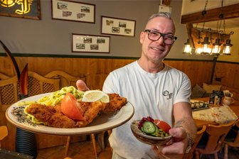 Gastwirt in Chemnitz serviert Kalbsschnitzel weiter für 19,80 Euro: „Wir sind hier nicht in München“ - Gastwirt Mirko Martin serviert im „Onkel Franz“ auf dem Kaßberg ein Wiener Schnitzel.