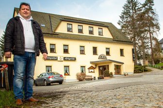Gastwirt zu B-180-Baustellen in Erdmannsdorf: „Die andauernden Bauarbeiten drücken aufs Gemüt“ - Im April 2021 begann der Ausbau der B 180 zwischen Erdmannsdorf und Kunnersdorf. Die Straße ist inzwischen bis zum Landgasthof „Erbgericht“ fertig, aber weiterhin aus Richtung Kunnersdorf gesperrt. Nun kommt eine zweite Sperrung der Zufahrt aus Richtung Flöha dazu und Gastwirt Thomas Katzorrecks Geduld wird erneut auf eine Probe gestellt.