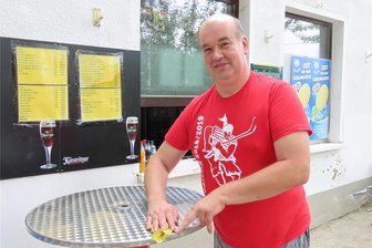 Gastwirte in Westsachsen: Mehrwertsteuererhöhung auf Speisen landet beim Gast - Rigo Reuter tischt auch für seine Gäste an der Koberbachtalsperre in Langenhessen auf. Der Gastronom setzt dabei auf Produkte hiesiger Erzeuger und will faire Preise weiterhin halten.