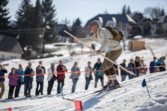 Gaudi am Hang: 60 Teilnehmer zu Nostalgie-Skirennen in Oberwiesenthal erwartet - Der Start des Traditionsrennens ist für 13 Uhr am Haupthang des Fichtelbergs geplant.