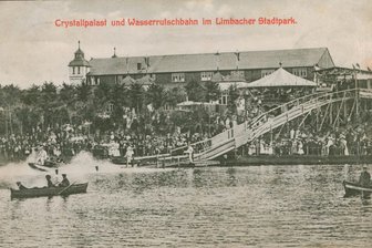 Gaudi beim Stadtparkfest in Limbach-Oberfrohna gabs früher schon – was über 100 Jahre später auf dem Programm steht - Das erste Stadtparkfest fand 1895 statt. Eine hölzerne Wasserrutsche war früher der Hit.