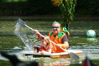 Gaudi im Erzgebirge: Entwicklungsingenieur aus Schlößchen hat die schnellste Badewanne - Mit Tochter Liv als Steuerfrau erreichte Toni Reinhold in seiner Badewanne „Tutti Frutti“ unter zehn Teilnehmern die beste Zeit, die sich durch die Summierung von zwei Durchgängen ergab.