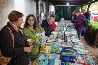 Gaudi-Olympiade und Bücherbasar in Lobsdorf - Die Bücherbasare bei Conny Oehler (2. v. l.) finden jedes Mal viel Anklang.