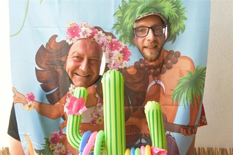 Gaudi und gute Laune bei Karibischer Nacht in Rothenfurth - In der Partyscheune von Familie Otto in Rothenfurth findet eine Karibische Nacht statt. Im Bild André Hohlfeld (l.) und Kay Büttner an der Fotowand.