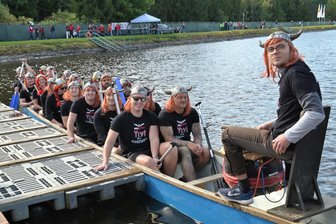 Gaudi-Wettbewerb im Erzgebirge: Drachenbootrennen auf Filzteich sorgt für gute Laune - Bei den Stadtwerken Schneeberg hat Martin Lindner als Trommler den Takt angegeben.