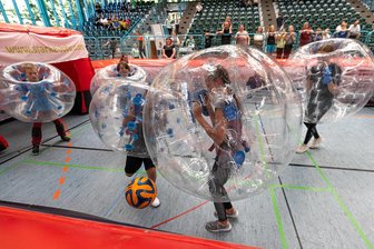 Gaudi zum Weltkindertag: Das etwas andere Fußballturnier in Annaberg-Buchholz - Gar nicht so einfach, in aufblasbaren Kugeln dem Ball hinterher zu jagen. Doch die Kinder hatten Spaß.