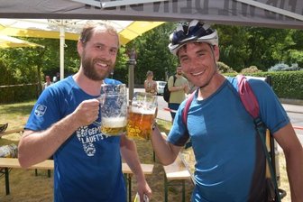 Gaudiwettbewerb Fassathlon: Mit dem Fass auf dem Rücken zur Weltmeisterschaft - Der Sieger Karsten Zybell (links) und der Drittplatzierte Thomas Schleich waren auch beim Trinken schnell.