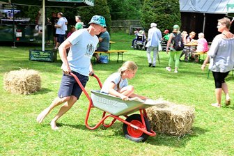 Gaudiwettbewerbe sorgen beim Schwimmbadfest in Bad Elster für gute Laune - Das Fest im Naturbad Bad Elster lockte zahlreiche Besucher an. Viele von ihnen nahmen an einem Gaudiwettbewerb teil. Im Foto: Maik Prestin und Marlies Heuser beim Schubkarren-Slalom.