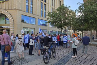 Gaza-Krieg bringt Menschen in Chemnitz auf die Straße: Pro-palästinensische Mahnwache und pro-israelischer Infostand - Am Roten Turm kamen mehr als 50 Personen zusammen, um ihre Solidarität mit Israel auszudrücken. Dabei wurde auch an die israelischen Geiseln erinnert.