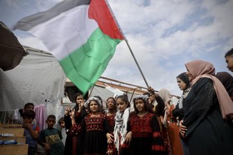 Gaza-Vereinbarung: Warum der Deal möglich wurde - Palästinenser feiern in Chan Junis im Gazastreifen die Vereinbarung zwischen Israel und der Hamas über eine Waffenruhe