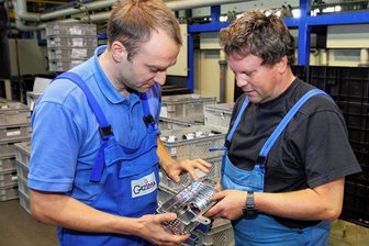 Gazima-Chef: Es fehlen wichtige Chemikalien - Hans (rechts) und Jörg Zimmermann sind die Chefs im Galvanikunternehmen Grünhain. Ehe ein Teil die Firma verlässt, muss es den prüfenden Blicken standhalten. Foto: Carsten Wagner/Archiv