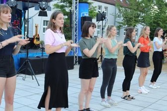 Gebärdensprach-Chor öffnet Türen und Herzen - Der Gebärdensprachchor der Hochschule ist auch bei der Langen Nacht der Technik aufgetreten.