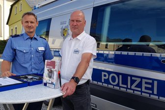 Gebäude-Einbrüche: Was Spezialisten der Polizei für mehr Diebstahlsschutz raten - Waren mit ihrem Infomobil am Donnerstag in Bad Brambach: Markus Meichsner und Volker Flemig von der Polizeidirektion Zwickau.