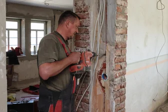 Gebäude-Juwel in Schwarzenberger Altstadt wird saniert: Mieter stehen Schlange - Elektroinstallateur Göran Bleil von der SY Electric GmbH aus Niederdorf beim Legen von Kabelschächten.