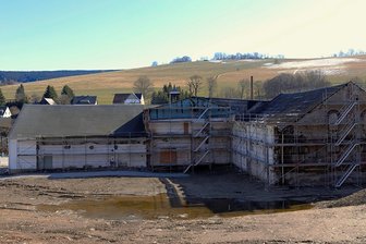 Gebäudeabriss am Pfeilhammer in Pöhla ermöglicht neue Straßenführung - Nur das denkmalgeschützte Hammerwerksgebäude ist vom Pfeilhammer noch übrig. Vor allem dort, wo Anbauten abgerissen wurden, ist noch bauliche Sicherung notwendig.