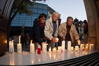 Gebet, Kerzen und ein Zeitzeuge: So hat Plauen an den Herbst 1989 erinnert - Wie 1989 entzündeten die Plauener am Donnerstagabend Kerzen und stellten sie auf den Stufen der Lutherkirche ab. Sieben Kerzen erinnerten dabei an jene DDR-Städte, die sich als erste dem SED-Regime widersetzten.